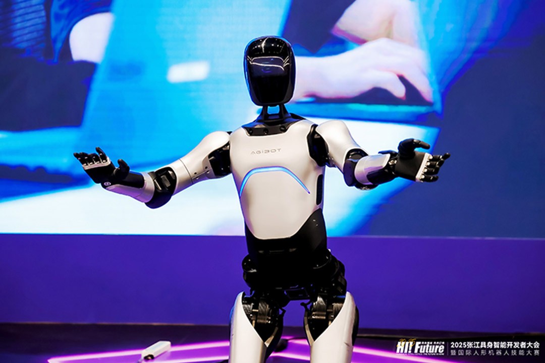 zoty中欧远征A2成全球首个同时拥有中美欧认证的人形机器人